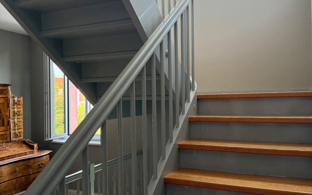 alte Treppe lackiert